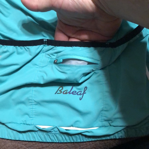 Baleaf running shirt large with pockets and reflective places - Picture 10 of 11